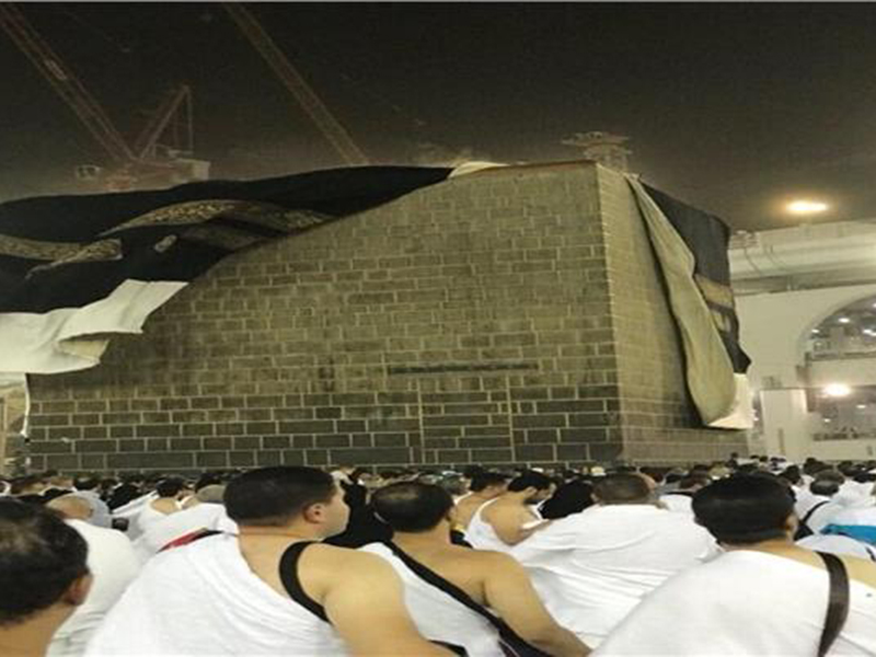 شاهد بالفيديو: رياح شديدة تزيح كسوة الكعبة قبل ساعات من استبدالها!